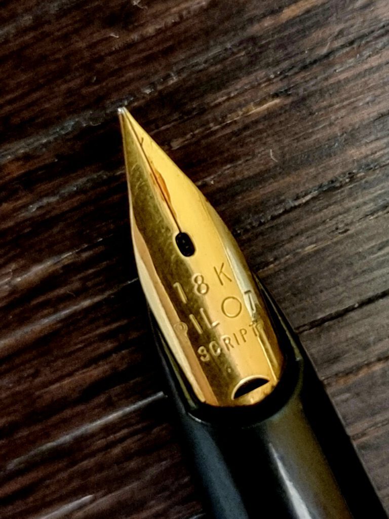 Nib of a 1970s PILOT Elite fountain pen with fingernail 18k SCRIPT nib