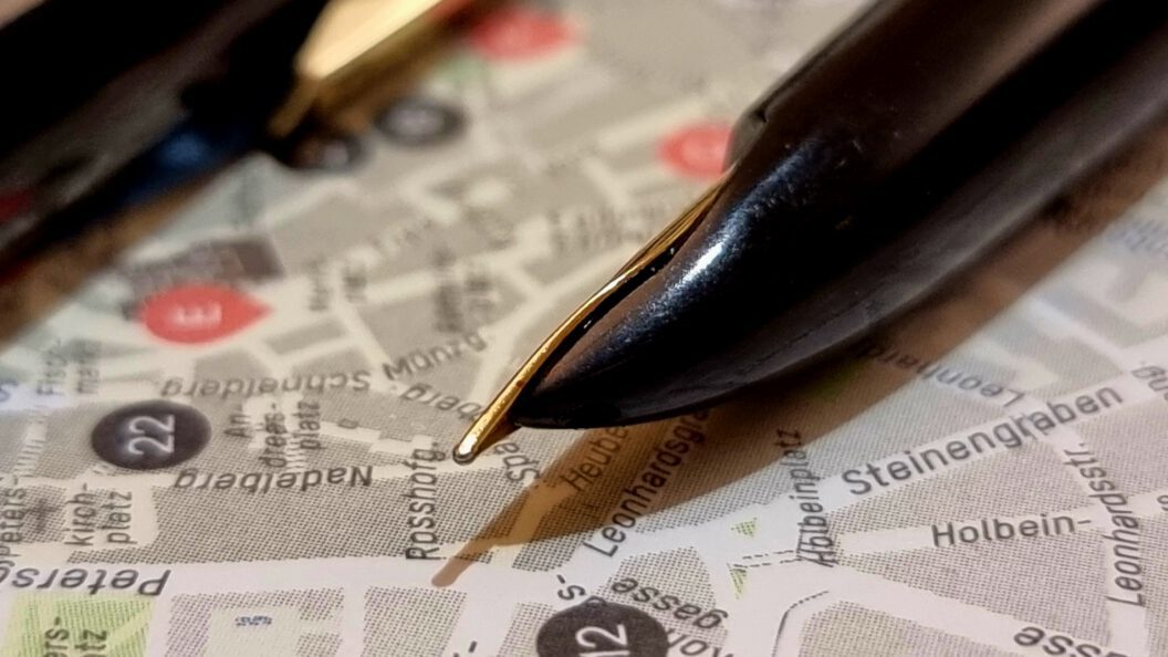 Side view of the nib of a 1970s PILOT Elite fountain pen with fingernail 18k SCRIPT nib