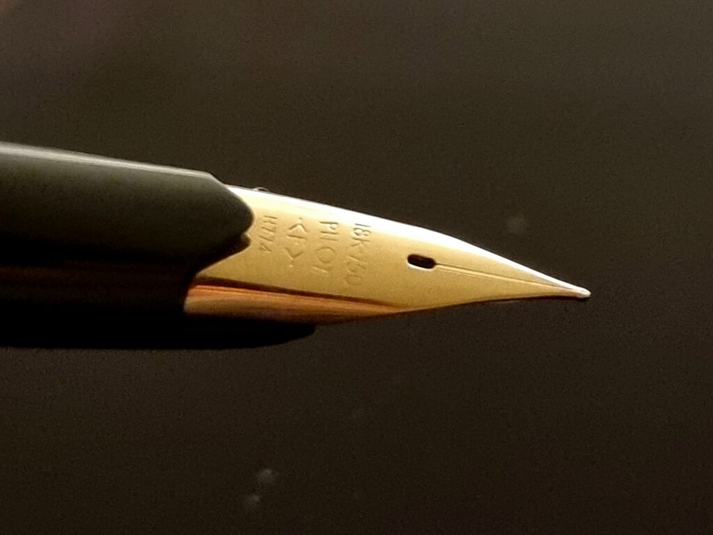 PILOT Elite - H774 18k F - Nib Three-quarter View